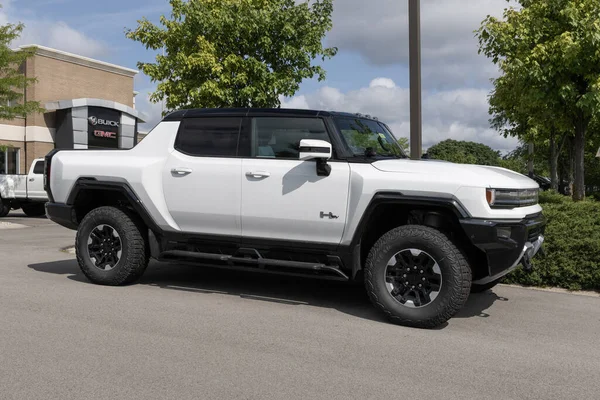 Indianapolis - 21 Temmuz 2023: GMC Hummer EV Elektrikli Araç Kamyonet Sergisi. GMC Hummer EV pikapını üç motor ve 1000 beygir gücünde sunuyor..