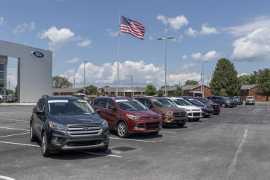 Kokomo - 30 Temmuz 2023: Ford bayii araba vitrini kullandı. Arz sorunlarıyla, Ford talebi karşılamak için bir sürü kontörlü araba alıp satıyor..