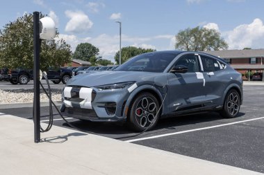 Kokomo - 30 Temmuz 2023: Ford Mach-E Mustang SUV sergisi. Mustang Mach-E Ford 'un ilk elektrik geçişi..
