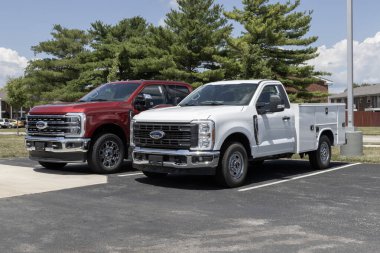 Kokomo - 30 Temmuz 2023: Ford F-250 ve F-350 Super Duty kamyonet sergisi. Ford F Serisi kamyonları ABD 'de en çok satan kamyonlardır..