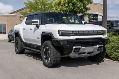 Indianapolis - 21 Temmuz 2023: GMC Hummer EV Elektrikli Araç Kamyonet Sergisi. GMC Hummer EV pikapını üç motor ve 1000 beygir gücünde sunuyor..