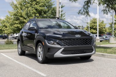 Avon - 30 Temmuz 2023: Hyundai Kona bir galeride sergileniyor. Hyundai Kona 'ya SE, SEL, N Line ve Limited modeller sunar..