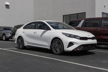 Avon - 30 Temmuz 2023: Kia Forte bir galeride sergileniyor. Kia Forte 'yi LX, LXS, GT ve GT-Line modellerinde sunar.