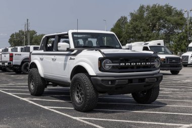 Indianapolis - 1 Ağustos 2023: Ford Bronco bir galeride sergileniyor. Ford Bronco 'ya Heritage, Big Bend, Outer Banks ve Badlands modelleri sunar..