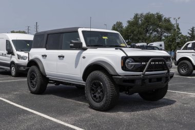 Indianapolis - 1 Ağustos 2023: Ford Bronco bir galeride sergileniyor. Ford Bronco 'ya Heritage, Big Bend, Outer Banks ve Badlands modelleri sunar..