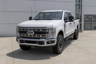 Indianapolis - 1 Ağustos 2023: Ford F-350 Ekip Taksisi bir galeride sergileniyor. Ford F350 XLT, Lariat, King Ranch ve Platinum modellerinde mevcuttur..