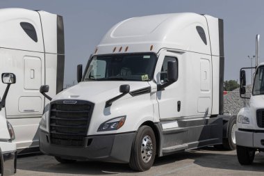 Indianapolis - 1 Ağustos 2023: Yük gemisi Semi Traktör Kamyonları satışa sunuldu. Yük gemisi Daimler Trucks 'a ait..