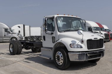 Indianapolis - 1 Ağustos 2023: Yük gemisi Semi Traktör Kamyonları satışa sunuldu. Yük gemisi Daimler Trucks 'a ait..