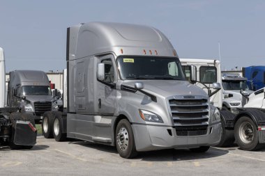 Indianapolis - 1 Ağustos 2023: Yük gemisi Semi Traktör Kamyonları satışa sunuldu. Yük gemisi Daimler Trucks 'a ait..