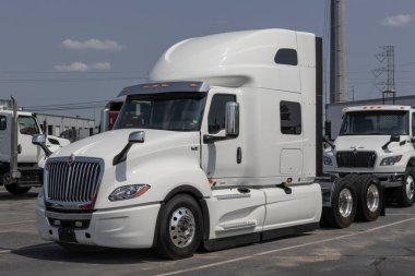 Indianapolis - 1 Ağustos 2023: Navistar Uluslararası Traktör Kamyonu bir galeride sergileniyor. Navistar International, Traton 'un yan kuruluşu..