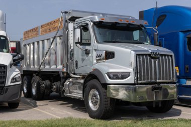 Indianapolis - 1 Ağustos 2023: Western Star ağır yük kamyonu bir galeride sergileniyor. Western Star 'ın sahibi Daimler Trucks North America. 