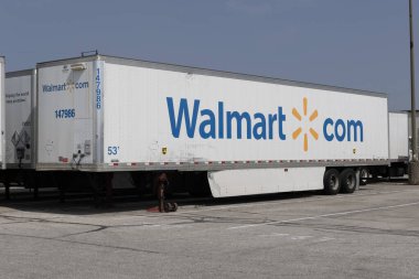 Indianapolis - 1 Ağustos 2023 Walmart traktör römorku nakliyesi. Walmart yerel mağazalarda, internette ve Walmart uygulamasında ürünler sunmaktadır..