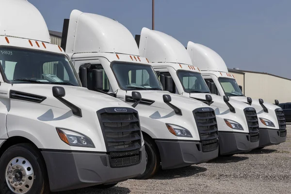 Indianapolis August 2023 Freightliner Semi Tractor Trailer Trucks Lined Sale — Stock Photo, Image