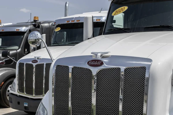 인디애나폴리스 2023년 피터빌트 트랙터 트레일러 트럭이 판매를 지어졌다 피터빌트는 Paccar — 스톡 사진