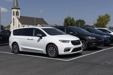 Logansport - 3 Ağustos 2023: Chrysler Pacifica Hybrid SUV bir galeride sergileniyor. Chrysler, Pacifica 'yı Touring, Limited ve Pinnacle modellerinde sunuyor.