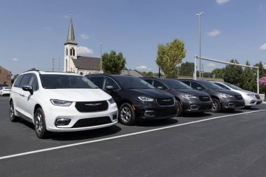 Logansport - 3 Ağustos 2023: Chrysler Pacifica SUV bir galeride sergileniyor. Chrysler, Pacifica 'yı Touring, Limited ve Pinnacle modellerinde sunuyor.