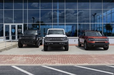 Balıkçılar - 13 Ağustos 2023: Ford Bronco bir galeride sergileniyor. Ford Bronco 'ya Heritage, Big Bend, Outer Banks ve Badlands modelleri sunar..