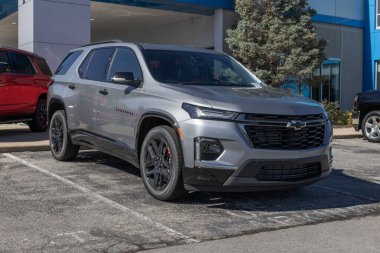 NoBlesville - 13 Ağustos 2023 Chevrolet Traverse sergisi bir galeride. Chevy, LS, LT, RS, Premier ve High Country modellerinde Traverse sunmaktadır..