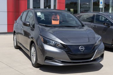 Balıkçılar - 13 Ağustos 2023: Nissan Leaf bir galeride sergileniyor. Nissan Yaprak 'a S ve SV Plus modelleri sunar..