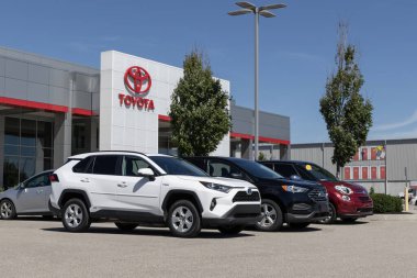NoBlesville - 13 Ağustos 2023: Toyota bir galeride ikinci el araba sergisi. Arz sorunlarıyla, Toyota talebi karşılamak için kullanılmış araba alıp satıyor..