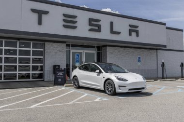 Indianapolis - 13 Ağustos 2023: Tesla Model 3 EV elektrikli araç bir bayilikte sergilenmektedir. Tesla Model 3 7500 dolara kadar vergi kredisi alabilir..