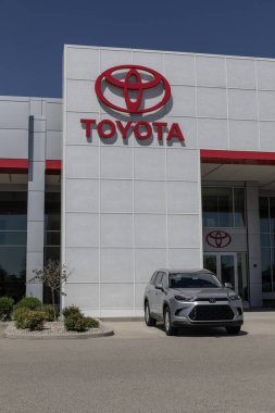 NoBlesville - 13 Ağustos 2023: Toyota Grand Highlander bir galeride sergileniyor. Toyota, XLE, Limited ve Platinum modellerinde Grand Highlander 'ı sunar..