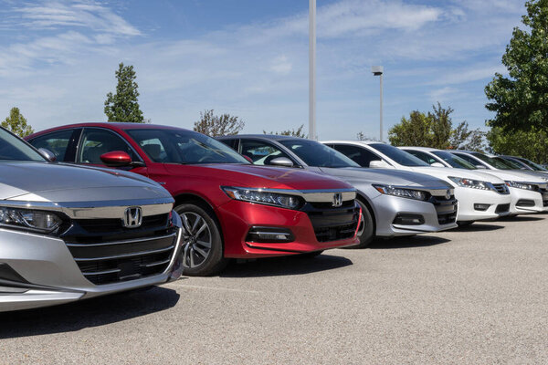 Рыбаки - 13 августа 2023: дисплей Honda Accord в дилерском центре. Honda предлагает Accord в моделях EX и LX или Hybrid.