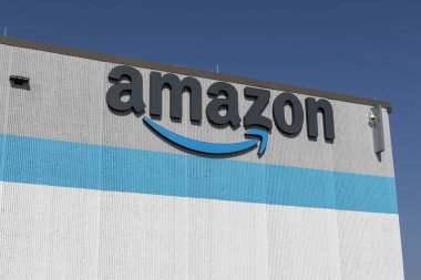 Indianapolis - 16 Ağustos 2023: Amazon Hub ve teslimat yeri. Amazon, ABD 'deki en büyük internet perakendecisi ve Prime Day' i kutluyor..