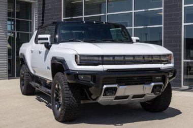 Indianapolis - 16 Ağustos 2023: GMC Hummer EV Elektrikli Araç Kamyonet Sergisi. GMC Hummer EV pikapını üç motor ve 1000 beygir gücünde sunuyor..
