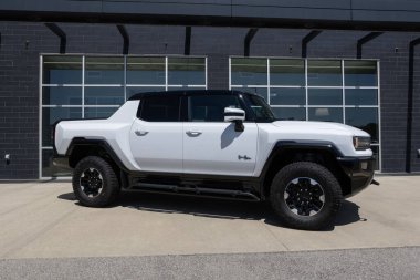 Indianapolis - 16 Ağustos 2023: GMC Hummer EV Elektrikli Araç Kamyonet Sergisi. GMC Hummer EV pikapını üç motor ve 1000 beygir gücünde sunuyor..