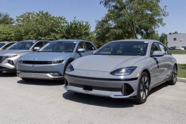 Indianapolis - 16 Ağustos 2023: Hyundai IONIQ 6 ve IONIQ 5 EV Electric Vehicle ekranı. Hyundai IONIQ 6 ve IONIQ 5 'e çift motorlu AWD sunar..