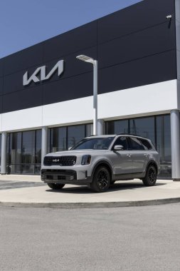 Indianapolis - 16 Ağustos 2023: Kia Telluride bir galeride sergileniyor. Kia, Telluride 'i LX, S, EX ve SX modellerinde sunar.