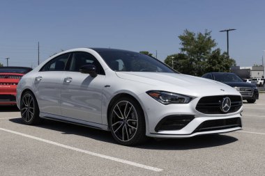 Indianapolis - 16 Ağustos 2023 Mercedes Benz AMG CLA 35 Coupe sergisi. Mercedes CLA 35 sunar AMG geliştirilmiş 2.0L inline-4 turbo.