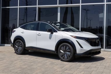 Indianapolis - 16 Ağustos 2023: Nissan Ariya EV bir galeride sergileniyor. Nissan, Ariya 'ya yeni bir elektrikli arazi aracı teklif ediyor..
