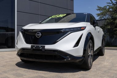 Indianapolis - 16 Ağustos 2023: Nissan Ariya EV bir galeride sergileniyor. Nissan, Ariya 'ya yeni bir elektrikli arazi aracı teklif ediyor..