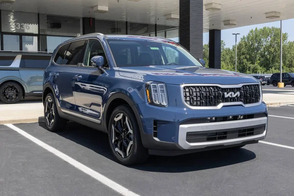 stock image Indianapolis - August 16, 2023: Kia Telluride display at a dealership. Kia offers the Telluride in LX, S, EX and SX models.