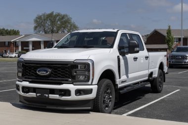 Kokomo - 27 Ağustos 2023: Ford F-350 STX Power Stroke görüntüleme. Ford F350 XLT, Lariat, King Ranch ve Platinum modellerinde mevcuttur..