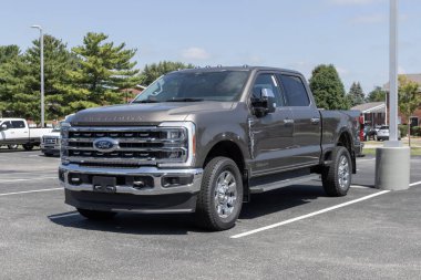 Kokomo - 27 Ağustos 2023: Ford F-250 Süper Görev Ekibi Taksisi bir galeride sergileniyor. Ford F250 hizmet modelleri sunar.