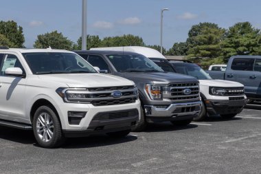 Kokomo - 27 Ağustos 2023: Ford Car, SUV ve kamyonet satıcısı. Ford F-150 ve F-Serisi kamyonları, Mustang Mach-E ve Bronco üretiyor..