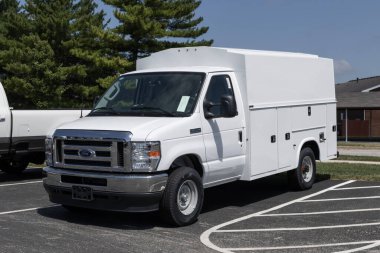 Kokomo - 27 Ağustos 2023: Ford E-350, Knapheide KUV Kargo Bölgesi. Ford E350 7.3L V8 Premium Motor ile standart gelir.