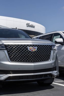 Kokomo - 27 Ağustos 2023: Cadillac Escalade bir galeride sergileniyor. Cadillac Escalade 'e lüks, spor ve kaliteli modeller sunuyor..