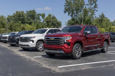 Kokomo - 27 Ağustos 2023 Chevrolet Silverado 1500 bir galeride sergileniyor. Chevy, WT, Trail Boss, LT, RST ve Özel Modeller 'de Silverado sunar..