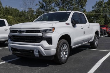 Kokomo - 27 Ağustos 2023 Chevrolet Silverado 1500 bir galeride sergileniyor. Chevy, WT, Trail Boss, LT, RST ve Özel Modeller 'de Silverado sunar..