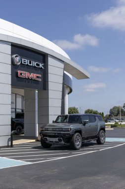 Kokomo - 27 Ağustos 2023: GMC Hummer EV Elektrikli Araç Kamyonet Sergisi. GMC Hummer EV pikapını üç motor ve 1000 beygir gücünde sunuyor..