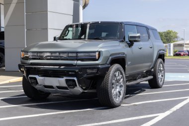 Kokomo - 27 Ağustos 2023: GMC Hummer EV Elektrikli Araç Kamyonet Sergisi. GMC Hummer EV pikapını üç motor ve 1000 beygir gücünde sunuyor..