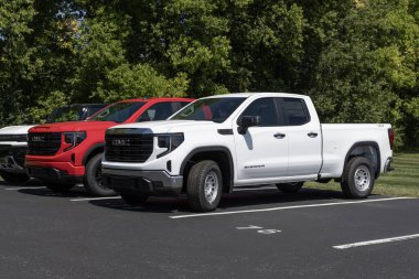 Kokomo - 27 Ağustos 2023: GMC Sierra 1500 bir galeride pikap görüntüsü. GMC Sierra 'ya HD, HD Pro, AT4 ve Denali modelleri sunar.