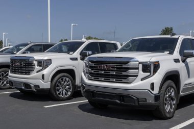 Kokomo - 27 Ağustos 2023: GMC Sierra 1500 bir galeride pikap görüntüsü. GMC Sierra 'ya HD, HD Pro, AT4 ve Denali modelleri sunar.