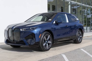 Indianapolis - 3 Eylül 2023: BMW iX xDrive50 EV elektrikli araç galerisinde sergileniyor. BMW iX xDrive50 'ye 300 mil menzili sunar.