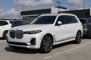 Indianapolis - 3 Eylül 2023: BMW X7 SUV bir galeride sergileniyor. BMW X7 'yi xDrive40i ve M60i modellerinde sunar.