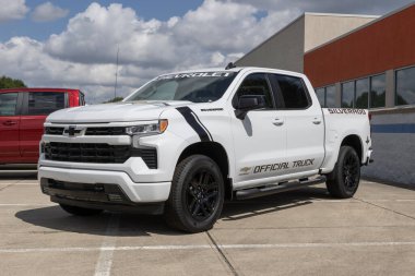 Indianapolis - 3 Eylül 2023: Chevrolet Silverado Indy 500 resmi aracı IMS 'de. Chevy Indianapolis Motor Yarış Pistine araba ve SUV sağlıyor.